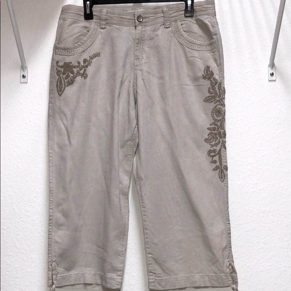 🦋🏖Khaki Embroidered Capris with tie-back hemline